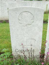 Etaples Military Cemetery - Clemis, W